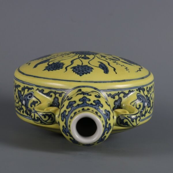 pattern double-eared flat vase made in the Qianlong period of the Qing Dynasty - Image 4