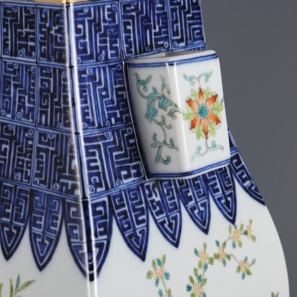 Qing Dynasty Qianlong period blue and white with pink twelve flower pattern square vase - Image 3