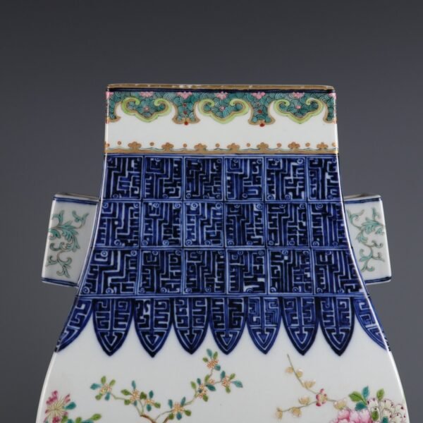Qing Dynasty Qianlong period blue and white with pink twelve flower pattern square vase - Image 5