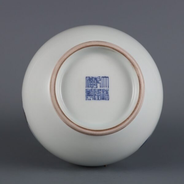 Qing Dynasty Qianlong period blue and white underglaze red mandarin fish pattern gallbladder vase - Image 6