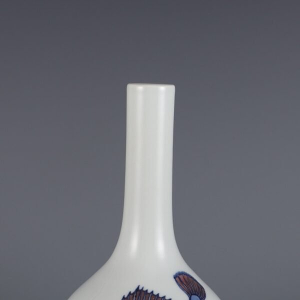 Qing Dynasty Qianlong period blue and white underglaze red mandarin fish pattern gallbladder vase - Image 4