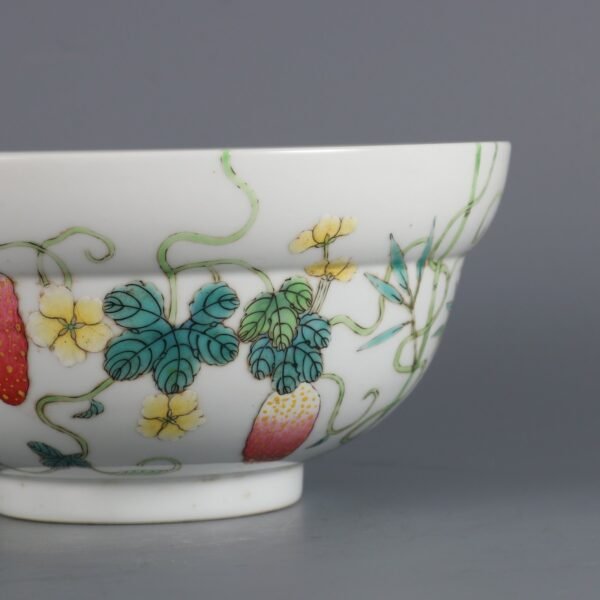 Qing Tongzhi Period Famille Rose Wall-mounted Melon Patterned Bent-waist Bowl - Image 6