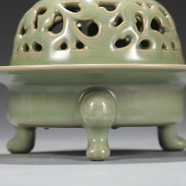 Old Collection of Tang Dynasty Yue Kiln Secret Color Hollow Covered Jar Incense Burner - Image 3