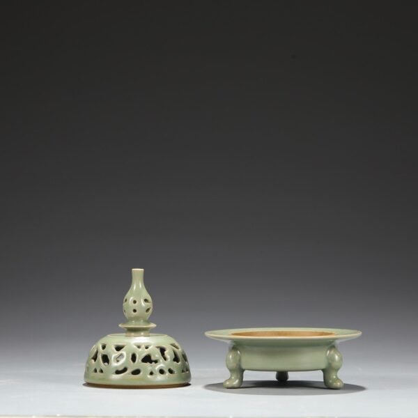 Old Collection of Tang Dynasty Yue Kiln Secret Color Hollow Covered Jar Incense Burner - Image 5