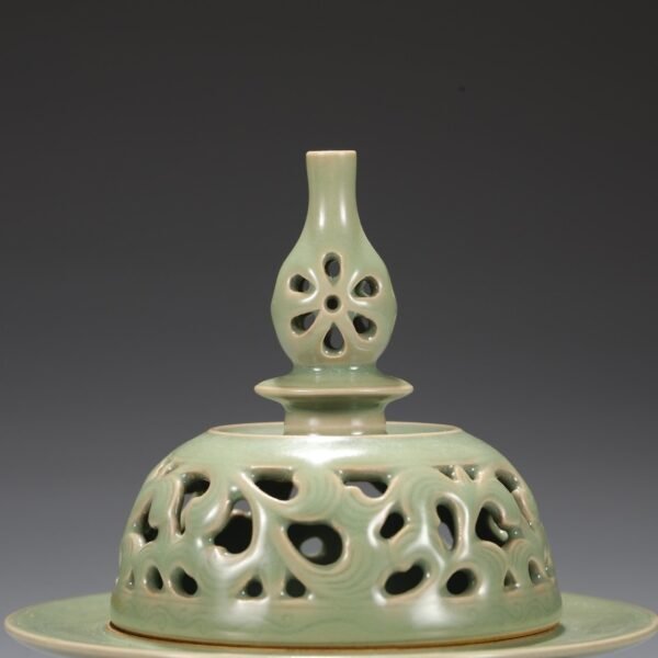 Old Collection of Tang Dynasty Yue Kiln Secret Color Hollow Covered Jar Incense Burner - Image 8