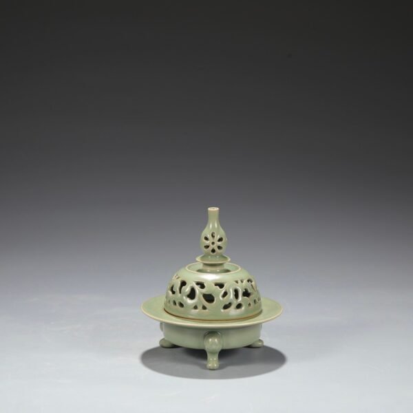 Old Collection of Tang Dynasty Yue Kiln Secret Color Hollow Covered Jar Incense Burner - Image 9