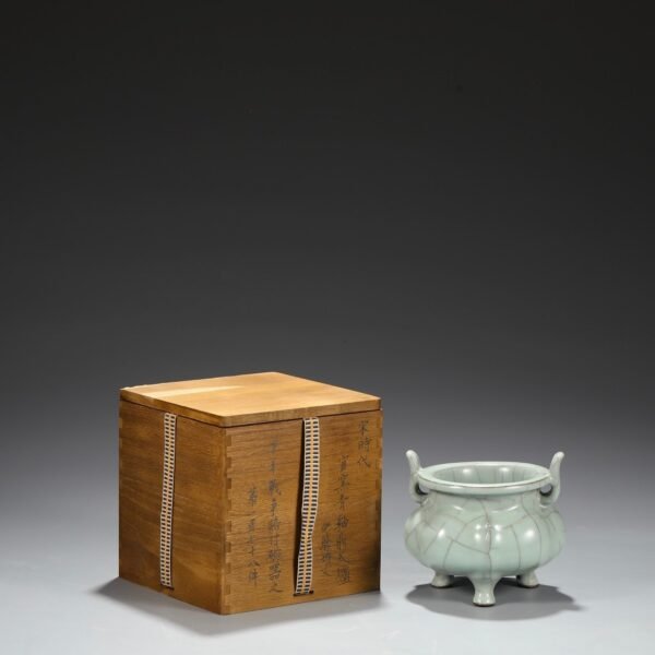 Old Collection Southern Song Dynasty Official Kiln Green Glaze Ding-shaped Stove