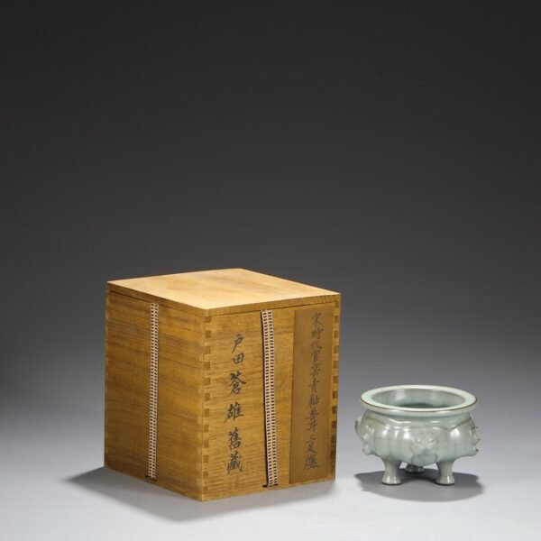 Old collection of Southern Song Dynasty official kiln green glaze animal ears three-legged furnace