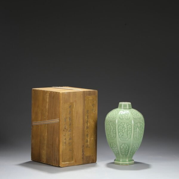 Old collection of Yuan Dynasty Longquan kiln green glaze eight immortals plum vase "Yujin Garden"