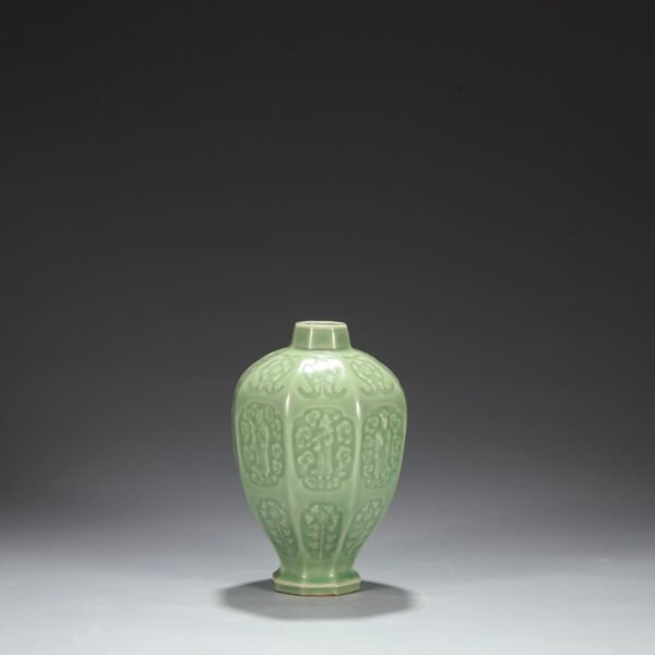 Old collection of Yuan Dynasty Longquan kiln green glaze eight immortals plum vase "Yujin Garden" - Image 2