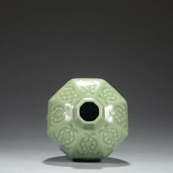 Old collection of Yuan Dynasty Longquan kiln green glaze eight immortals plum vase "Yujin Garden" - Image 4