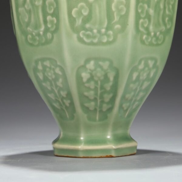 Old collection of Yuan Dynasty Longquan kiln green glaze eight immortals plum vase "Yujin Garden" - Image 9