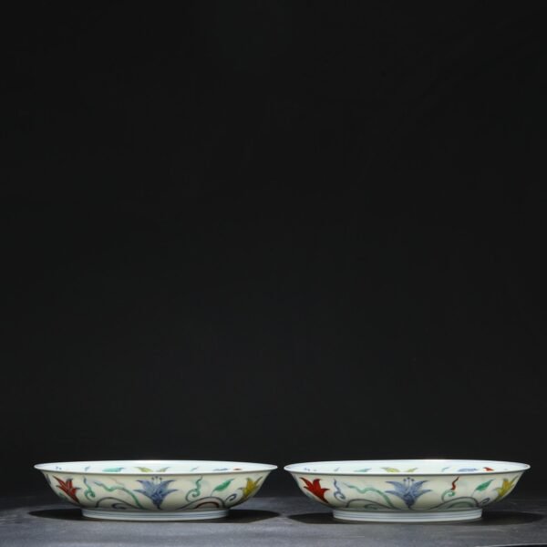 A pair of large plates with Ming Chenghua Doucai twined flower patterns from an old collection. - Image 2