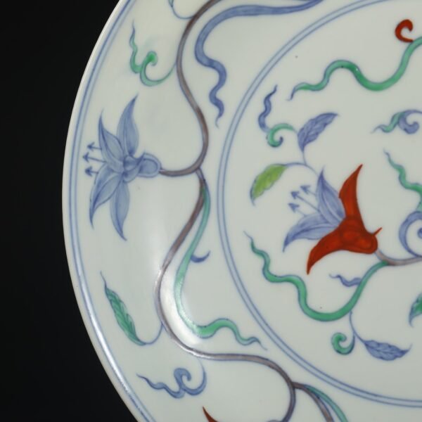 A pair of large plates with Ming Chenghua Doucai twined flower patterns from an old collection. - Image 4
