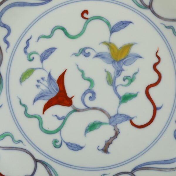 A pair of large plates with Ming Chenghua Doucai twined flower patterns from an old collection. - Image 6