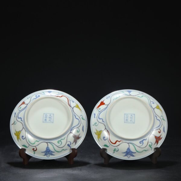 A pair of large plates with Ming Chenghua Doucai twined flower patterns from an old collection. - Image 7