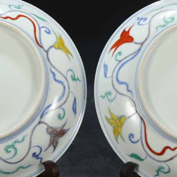 A pair of large plates with Ming Chenghua Doucai twined flower patterns from an old collection. - Image 8