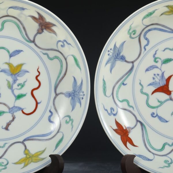 A pair of large plates with Ming Chenghua Doucai twined flower patterns from an old collection. - Image 9