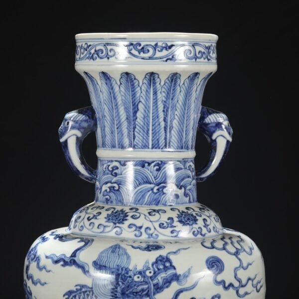 Old collection of Ming Xuande blue and white cloud dragon pattern elephant ear large vase - Image 3